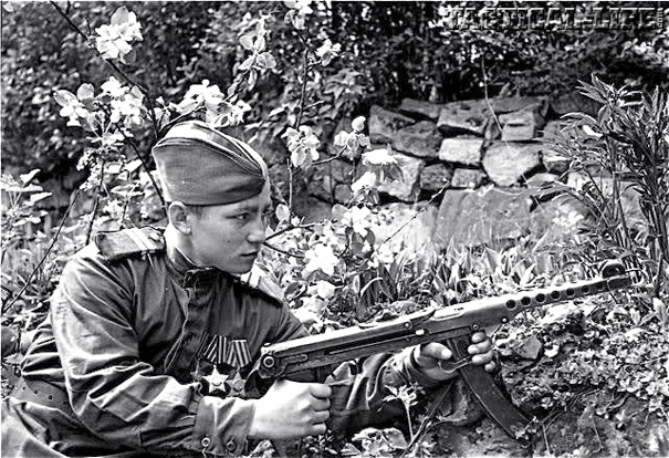 PPS-43 SMG Submachine Gun WWII Soviet Soldier