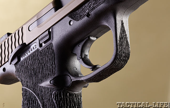 Top 18 Full-Size Guns 2014 BOWIE/SMITH & WESSON M&P .40 S&W trigger
