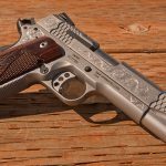 Smith & Wesson SW1911 Engraved Handgun solo