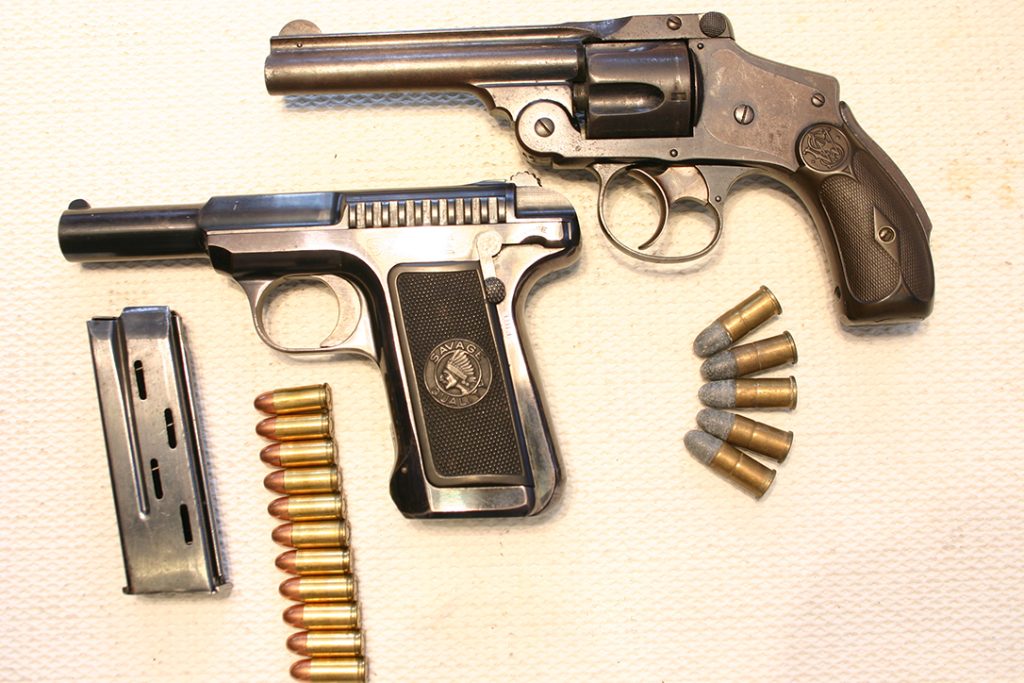 Comparing Savage Model 1907 to a Smith & Wesson Lemon Squeezer.